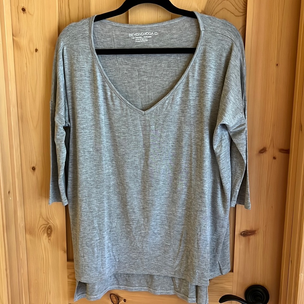 Beyond Yoga grey 3/4 sleeve high/low jersey top size M excellent condition